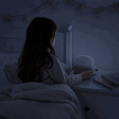 Mädchen schaltet das Toaster Nachtlicht ToastLight im Kinderzimmer ein