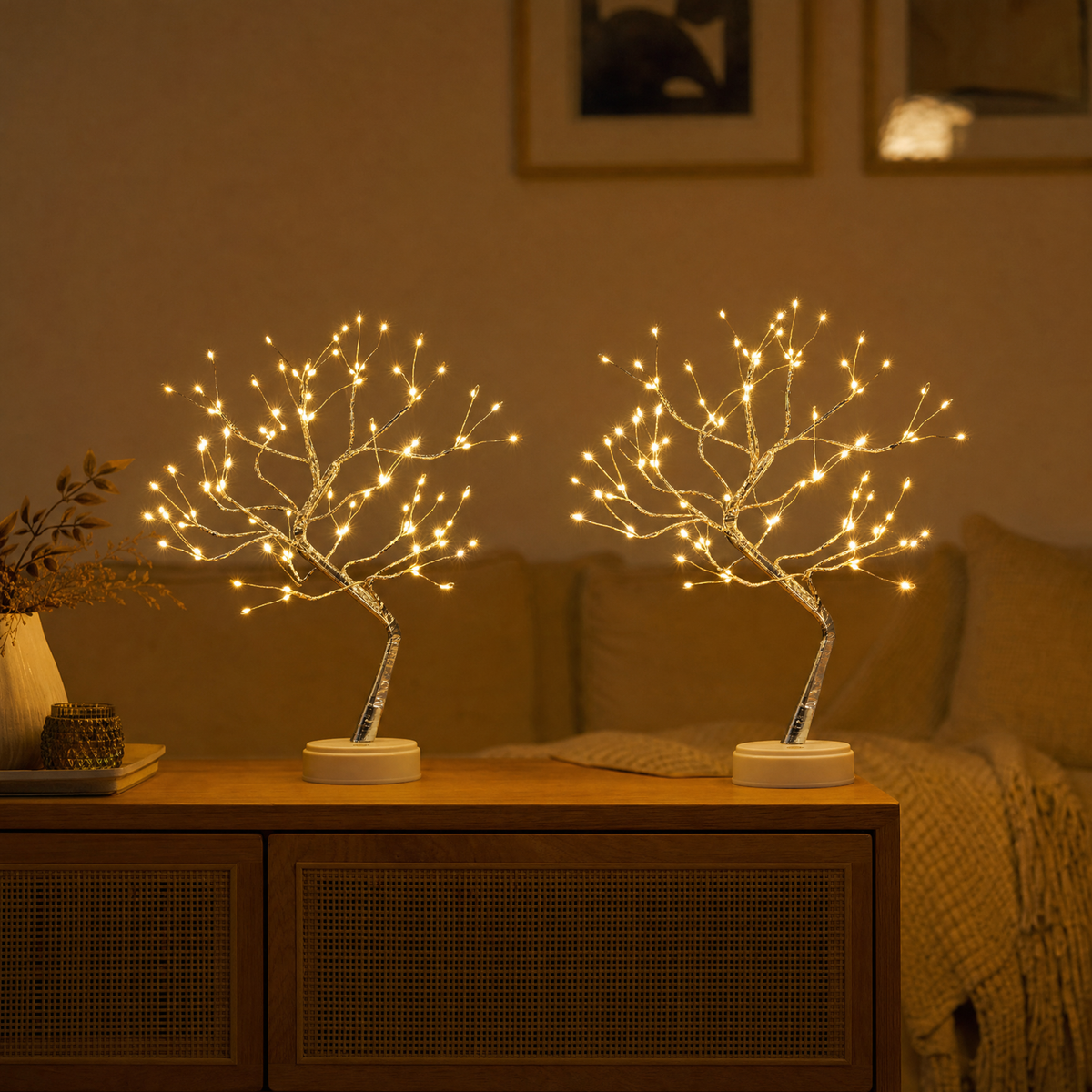 Zwei LED Lichterbaum Tischlampen auf Sideboard im Wohnzimmer