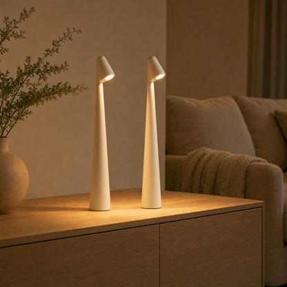 Zwei weiße kabellose LED Tischlampen auf Sideboard im Wohnzimmer