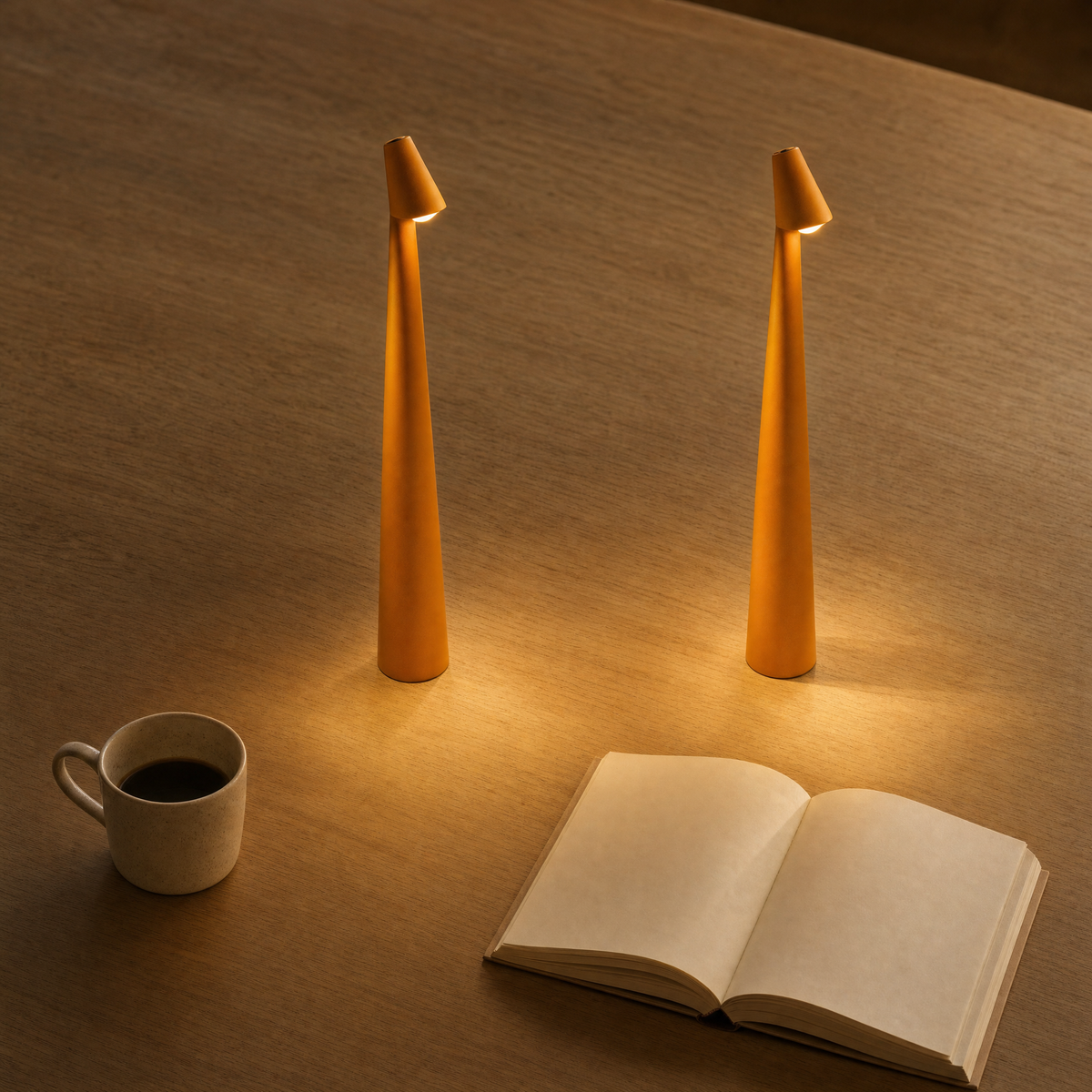Zwei orange kabellose LED Tischlampen von oben auf Holztisch