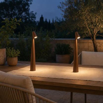 Zwei braune kabellose LED Tischlampen auf der Terrasse am Abend