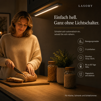 Frau in der Küche mit LED Unterbauleuchte LumiKüche mit Bewegungsmelder, 3 Lichtfarben und magnetischer Montage