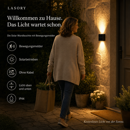 Frau kommt abends nach Hause, die Solar Außenleuchte SolarGlow geht per Bewegungsmelder automatisch an