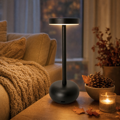 LumiBistro kabellose Tischlampe mit Akku aus schwarzem Metall leuchtet warm im gemütlichen Wohnzimmer